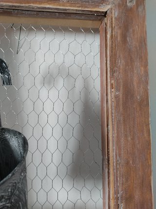 Ventana decorativa rústica con malla