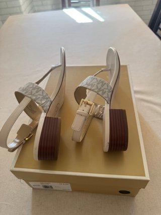 Sandalias Michael Kors Beige y Doradas
