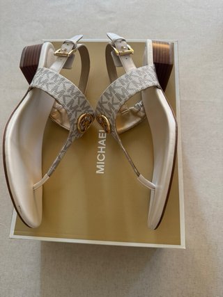 Sandalias Michael Kors Beige y Doradas
