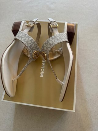 Sandalias Michael Kors Beige y Doradas