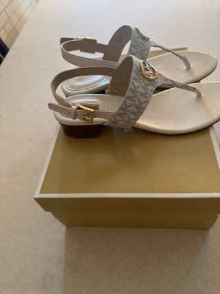 Sandalias Michael Kors Beige y Doradas