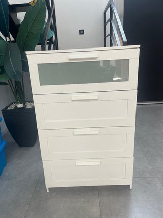 Cómoda blanca de madera