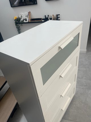 Cómoda blanca de madera