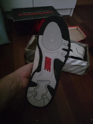 Zapatillas Nike Air Force Blancas y Negras vintage
