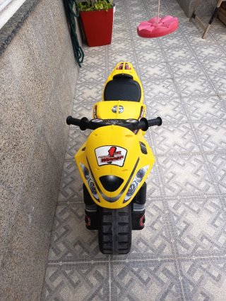 Moto correpasillos grande amarilla INJUSA