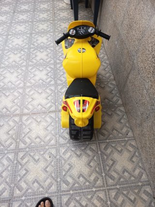 Moto correpasillos grande amarilla INJUSA