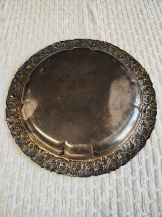 Antigua bandeja metal plateado labrado de MENESES.