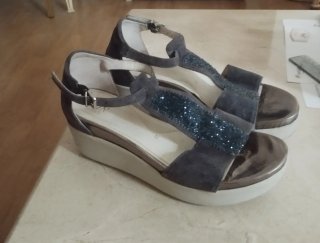 Sandalias de piel grises y doradas