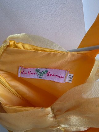 Disfraz Bella con capa y detalles dorados.