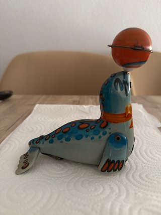 Foca de hojalata con pelota, a cuerda años 60/70