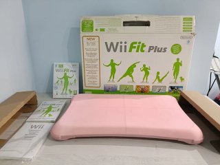 Nintendo Wii Fit Plus + Accesorios No incl consola