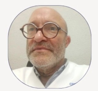 Medico en atención de personas mayores.