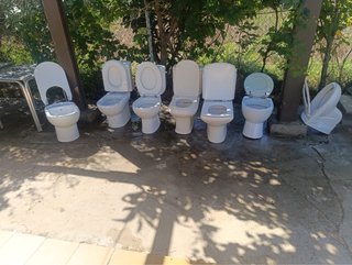 Varios inodoros de cerámica y plástico
