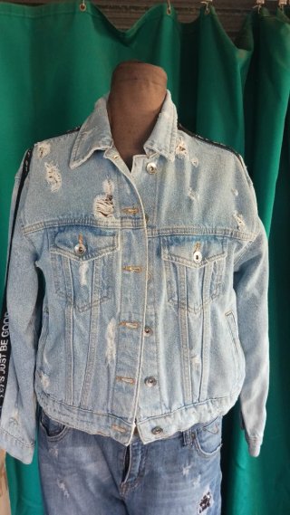Cazadora tejana desgastada con detalles