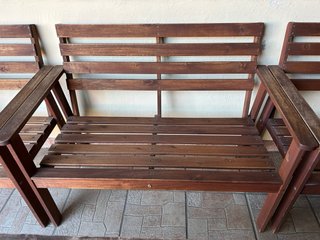 Conjunto mesa y sillas de madera
