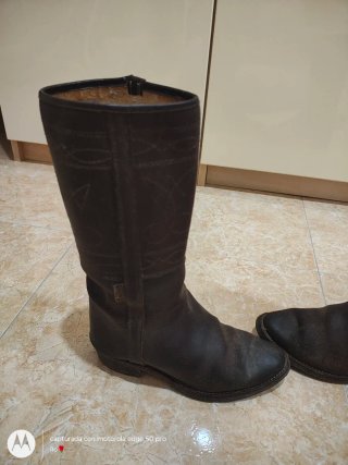 Botas camperas, rocieras marrones.
