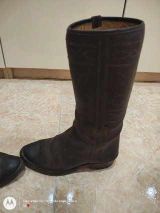 Botas camperas, rocieras marrones.