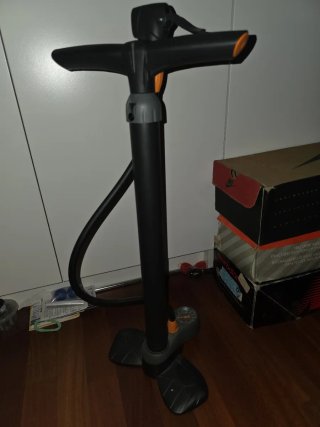 Bomba de pie para inflar ruedas