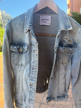 Chaqueta vaquera Monday desgastada con pedrería