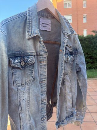 Chaqueta vaquera Monday desgastada con pedrería