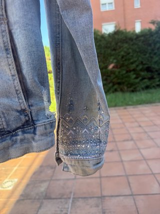 Chaqueta vaquera Monday desgastada con pedrería