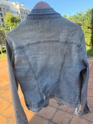 Chaqueta vaquera Monday desgastada con pedrería