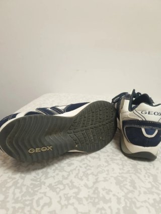 Zapatillas deportivas azules y blancas