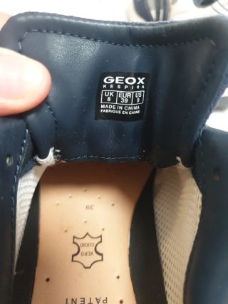 Zapatillas deportivas azules y blancas