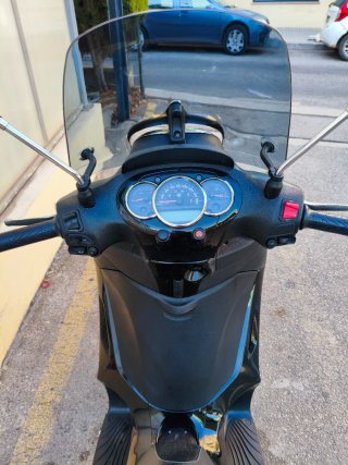 Maxi Scooter Piaggio Beverly 350 modelo  POLICE