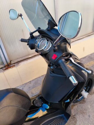 Maxi Scooter Piaggio Beverly 350 modelo  POLICE