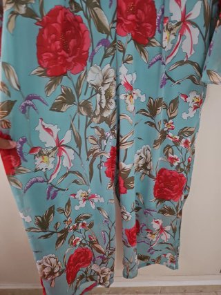 Mono floral azul y rojo
