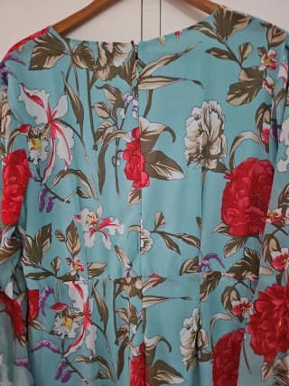 Mono floral azul y rojo