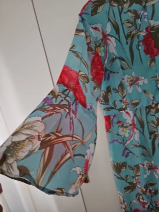 Mono floral azul y rojo