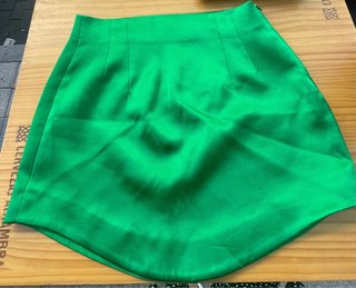 Falda verde corta satinada