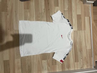 Maglietta Nike bianca con logo rosso