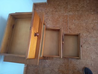 Mesita de noche de madera