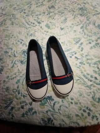 Zapatos planos azules y blancos