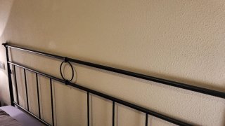 Cabecero de forja negro y madera