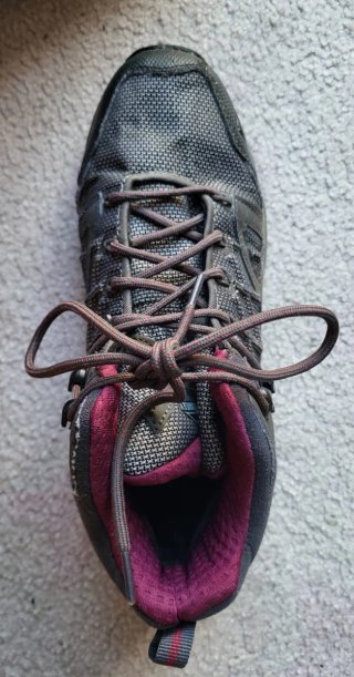 Botas de senderismo, de mujer, grises y rosas.