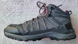 Botas de senderismo, de mujer, grises y rosas.