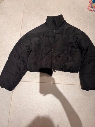 Chaqueta acolchada negra corta