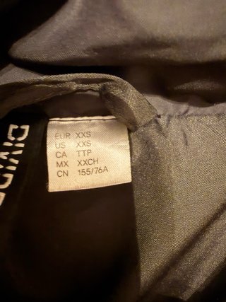 Chaqueta acolchada negra corta