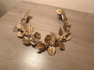 Tiara de boda dorada con hojas