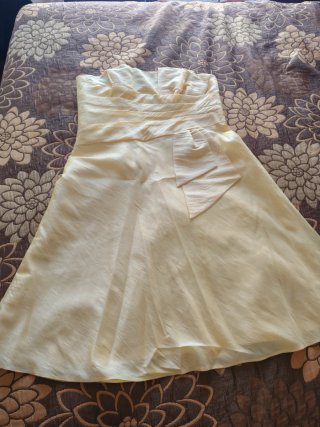 Vestido de fiesta amarillo sin tirantes