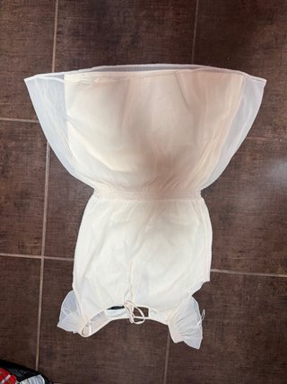 Vestido beige de gasa con detalles