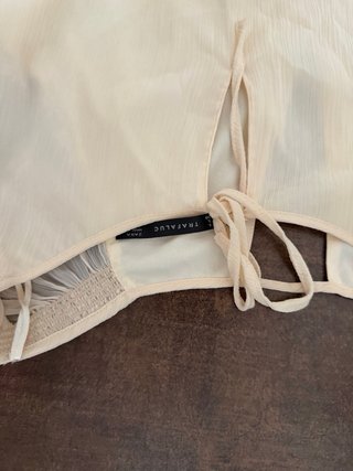 Vestido beige de gasa con detalles