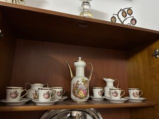 Juego de té de porcelana con detalles dorados