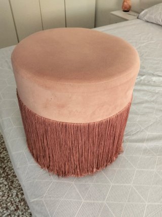 Puff terciopelo rosa con flecos