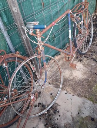 Bicicleta antigua oxidada