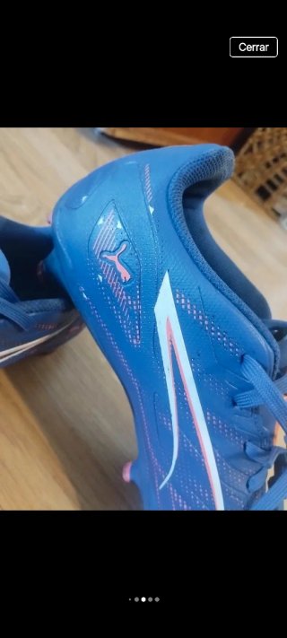 Botas de fútbol Puma azules y rosas